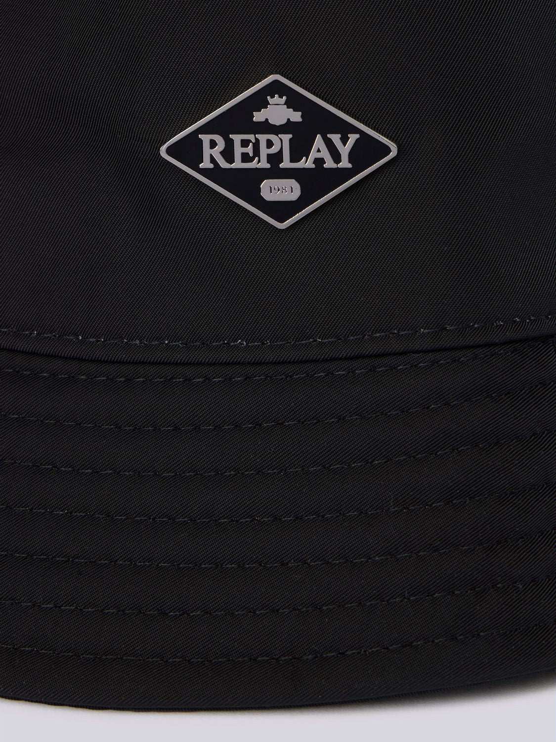 BUCKET KLOBOUK S DIAMANTOVÝM LOGEM