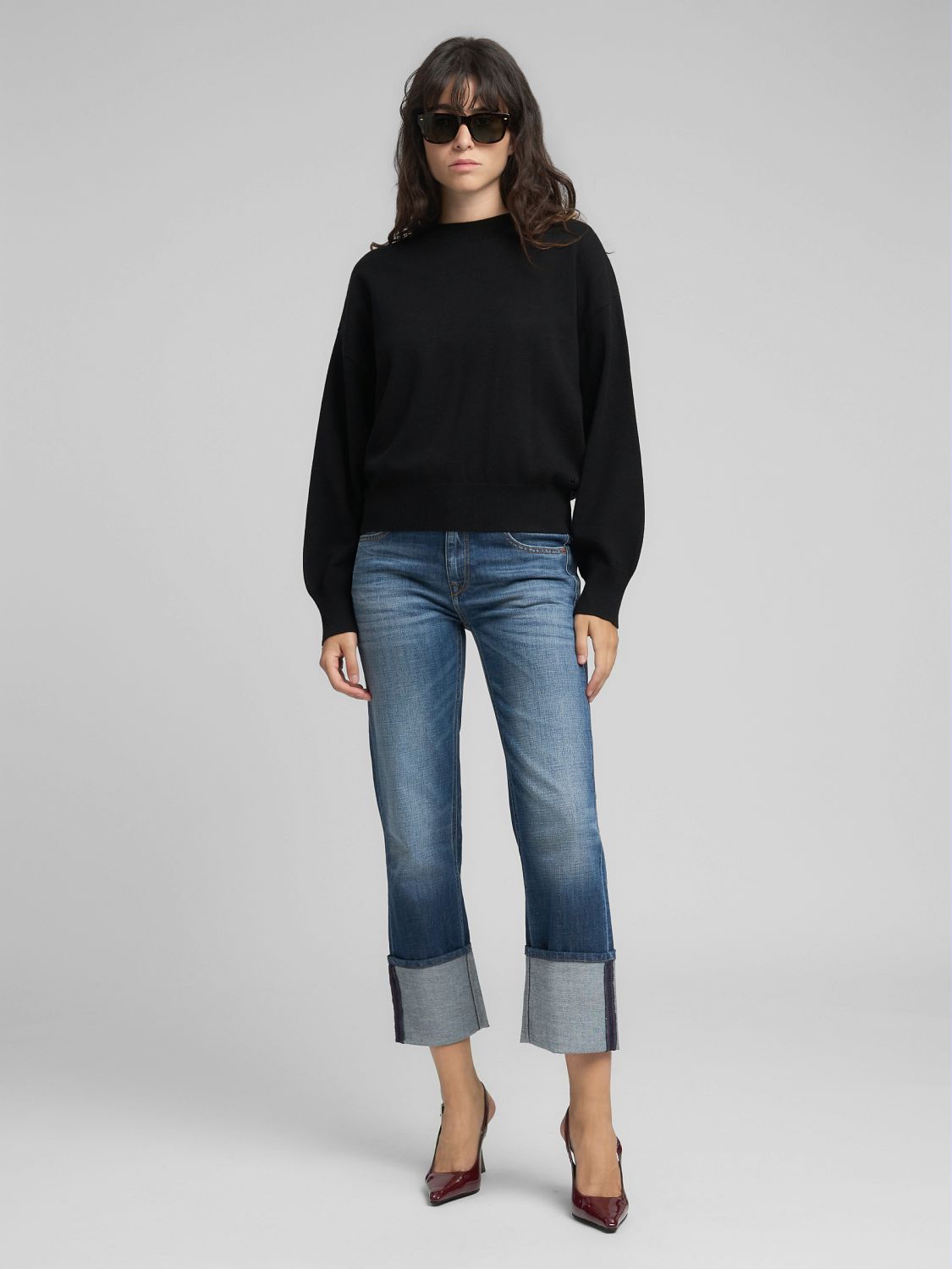 Volný svetr s kulatým výstřihem a širokými rukávy