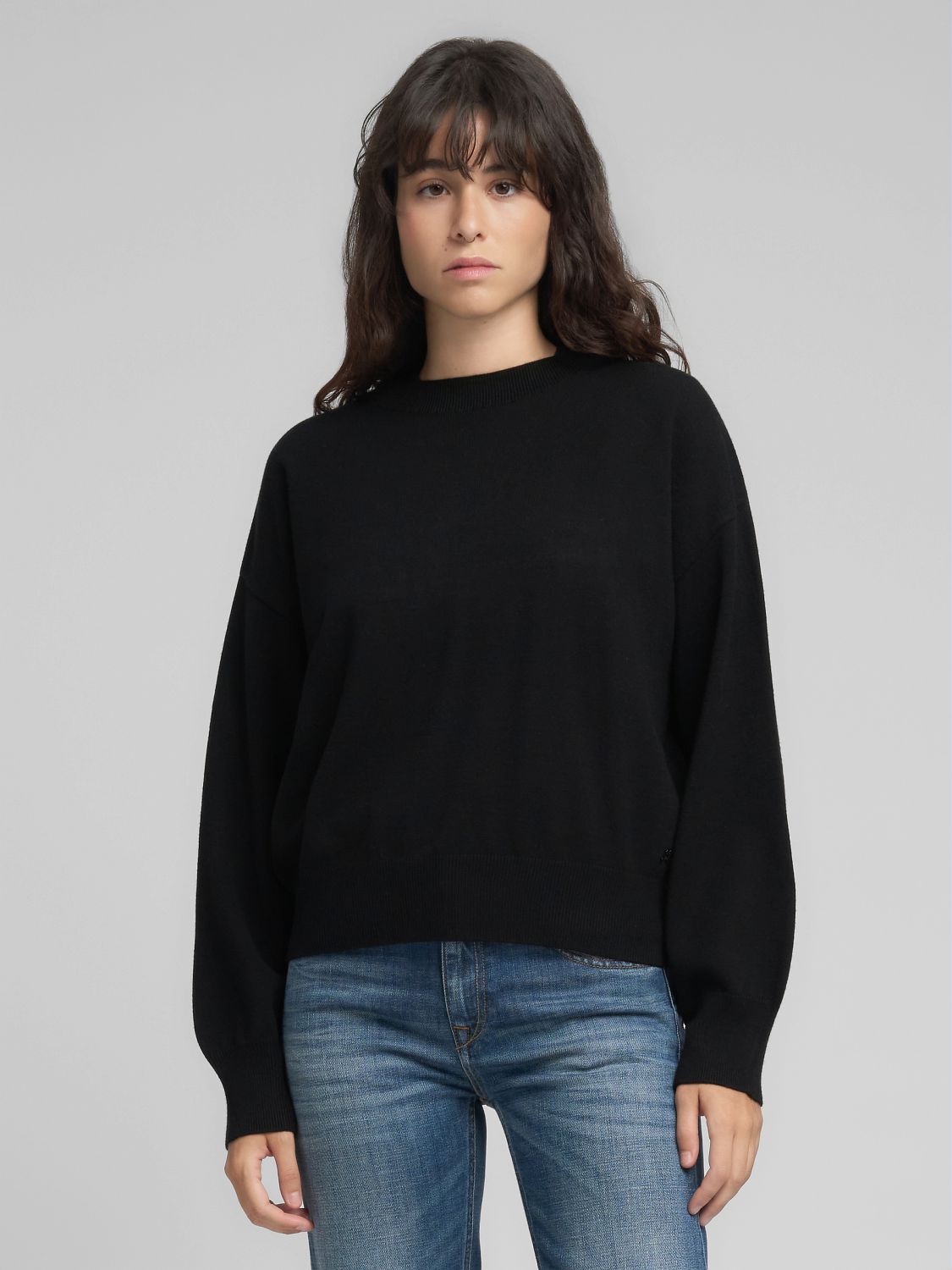 Volný svetr s kulatým výstřihem a širokými rukávy