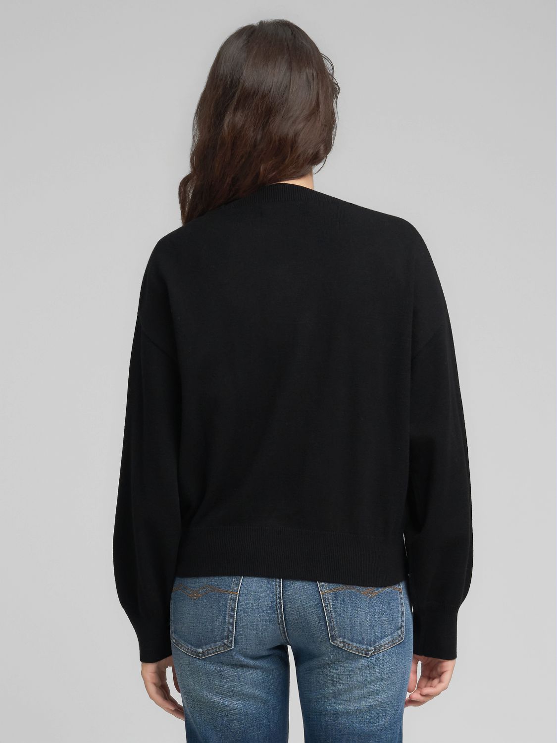 Volný svetr s kulatým výstřihem a širokými rukávy