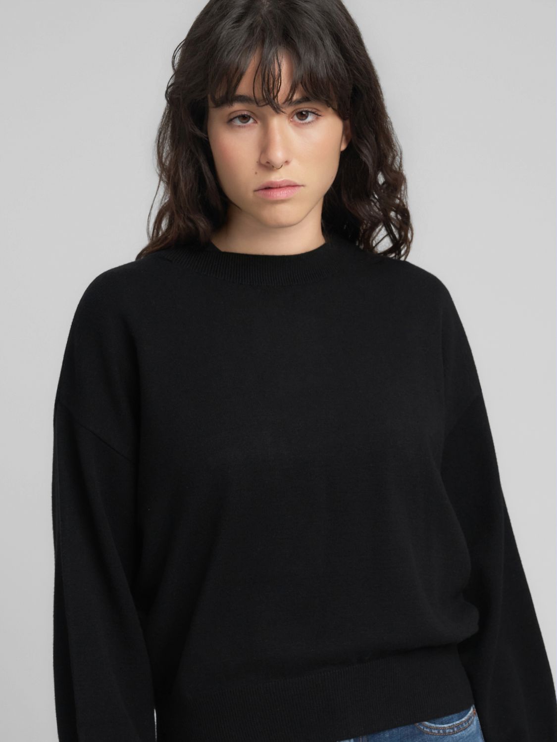 Volný svetr s kulatým výstřihem a širokými rukávy