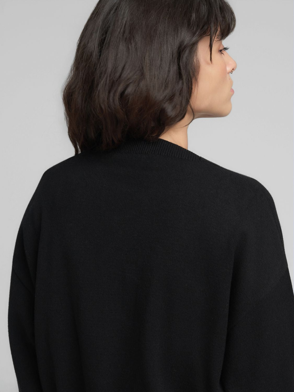 Volný svetr s kulatým výstřihem a širokými rukávy