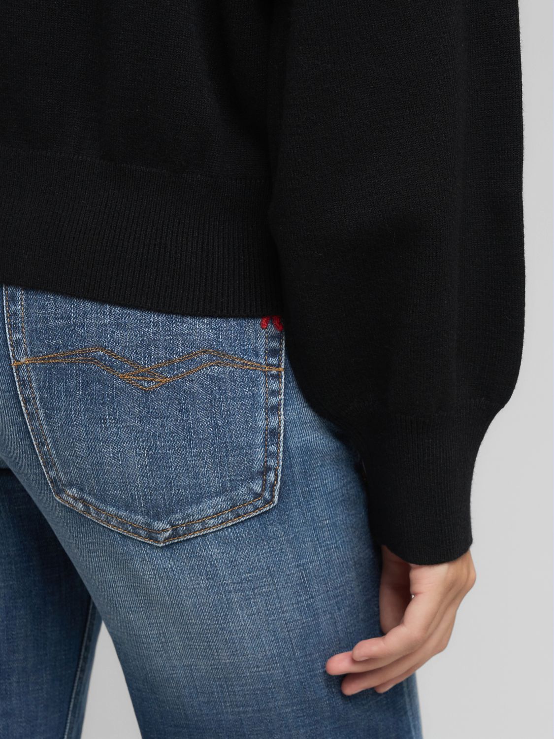 Volný svetr s kulatým výstřihem a širokými rukávy