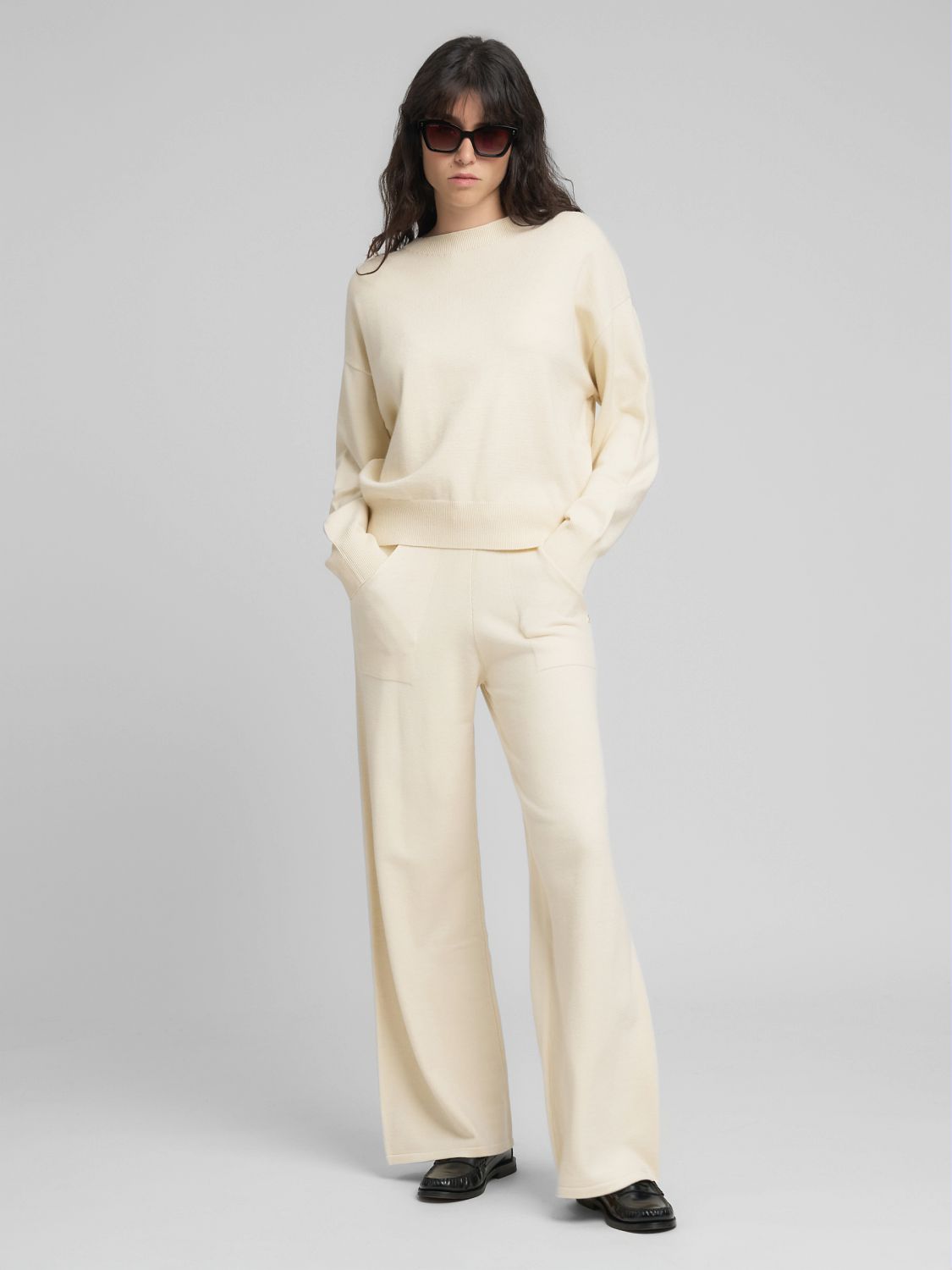 Volný svetr s kulatým výstřihem a širokými rukávy