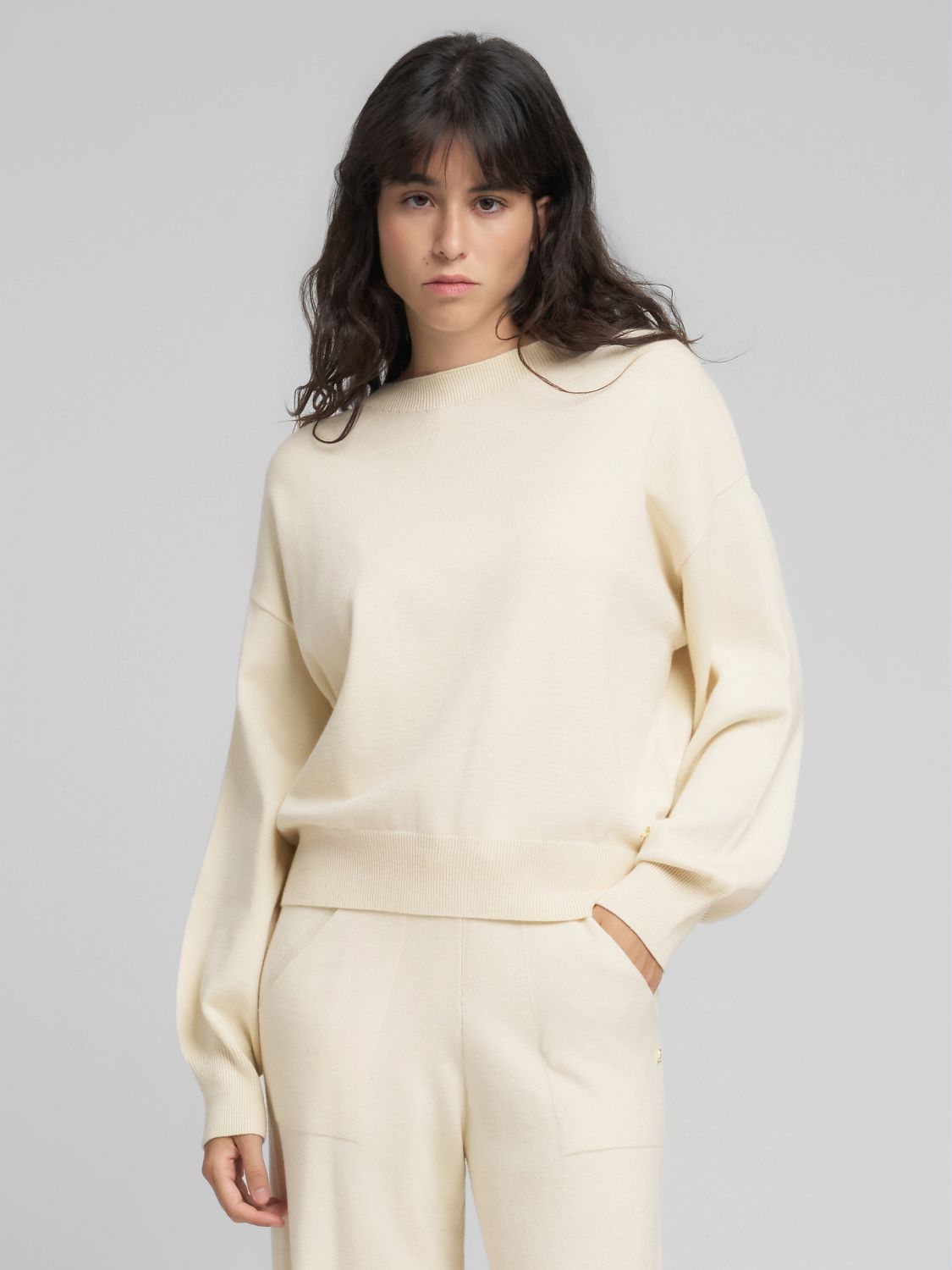 Volný svetr s kulatým výstřihem a širokými rukávy