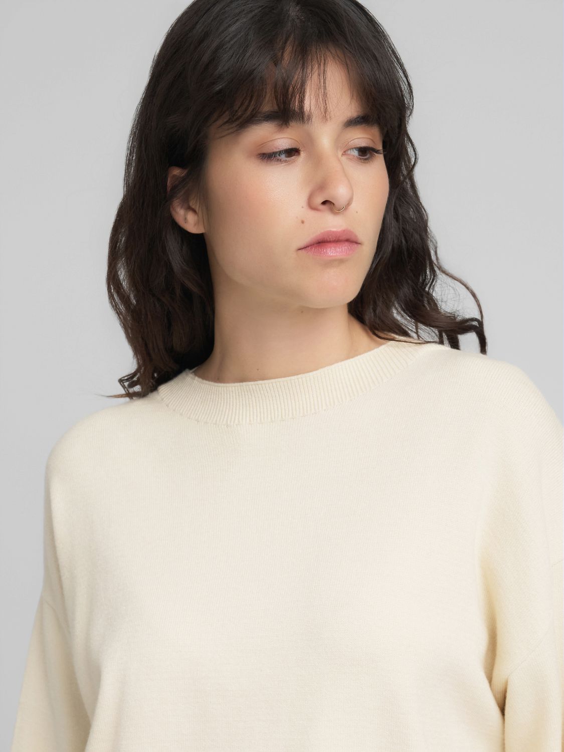 Volný svetr s kulatým výstřihem a širokými rukávy