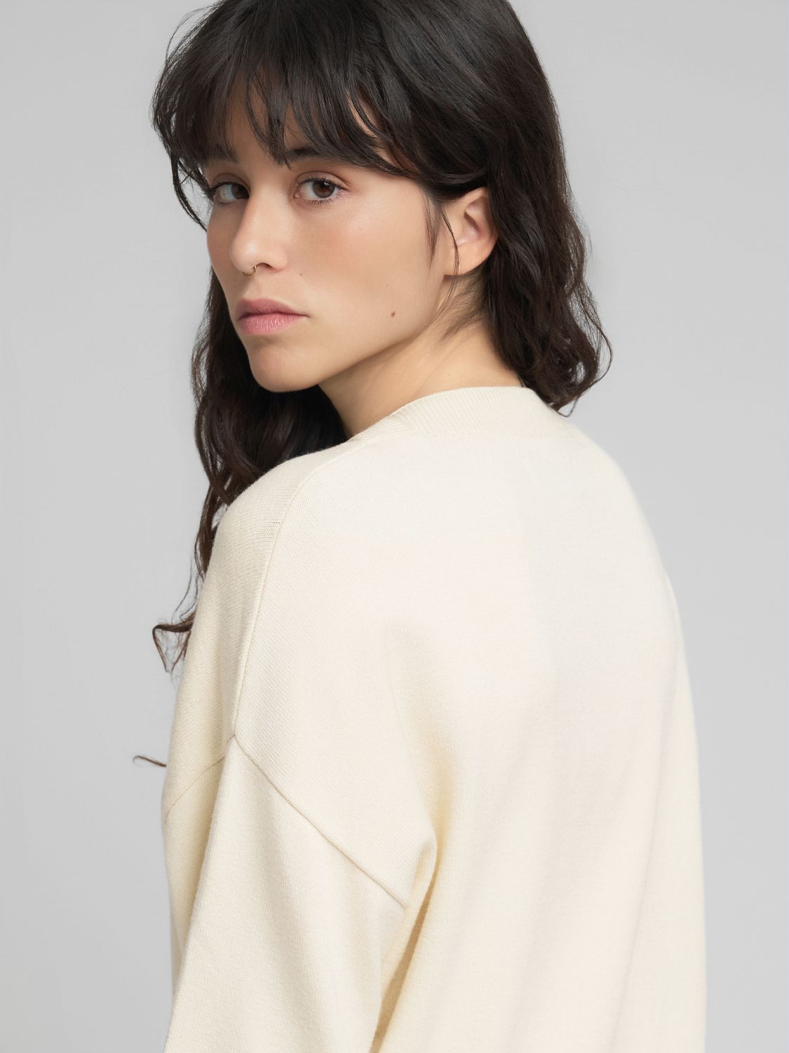 Volný svetr s kulatým výstřihem a širokými rukávy