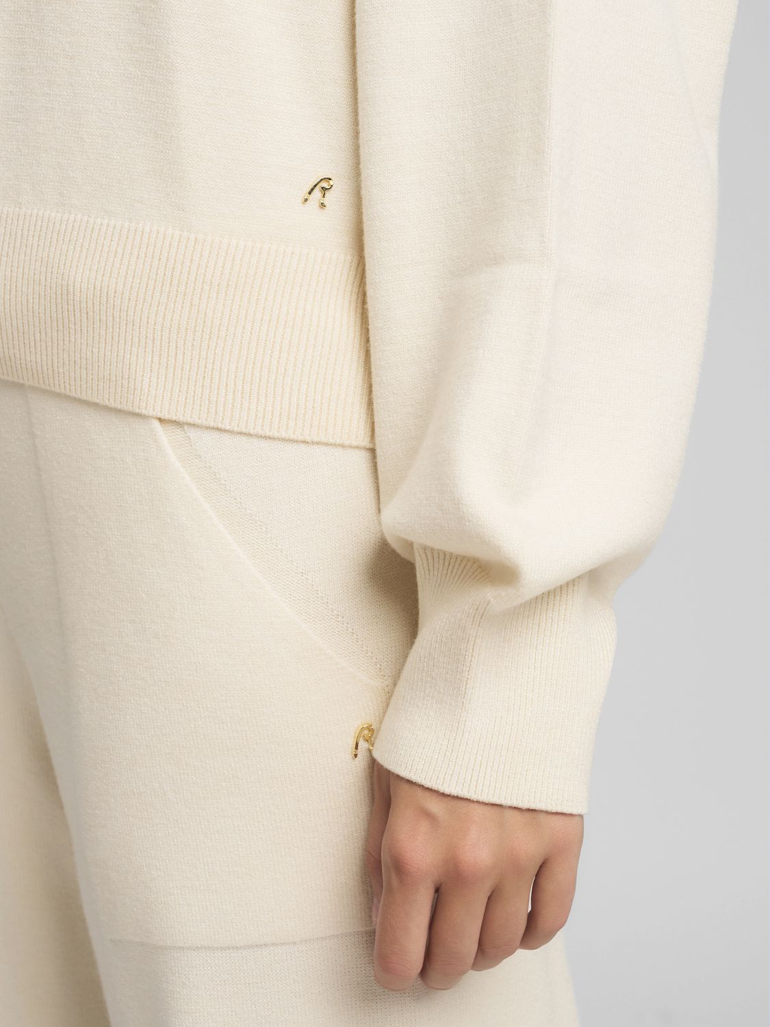 Volný svetr s kulatým výstřihem a širokými rukávy