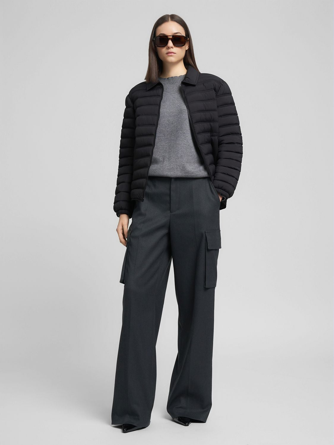 Volný svetr s kulatým výstřihem a širokými rukávy