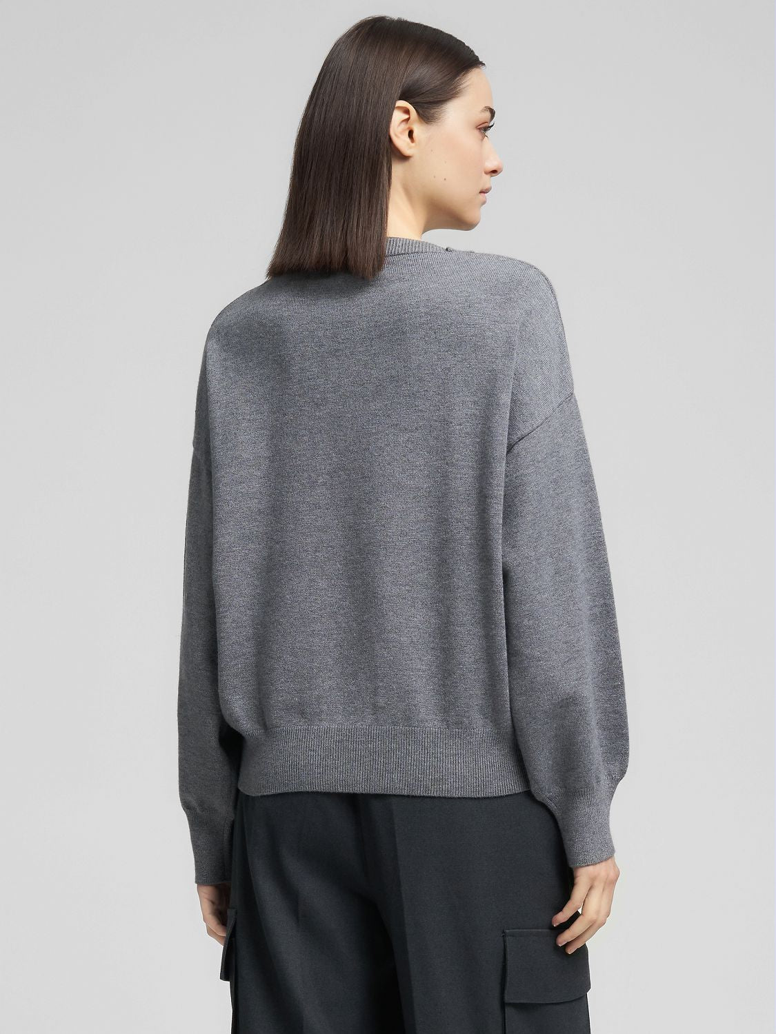 Volný svetr s kulatým výstřihem a širokými rukávy