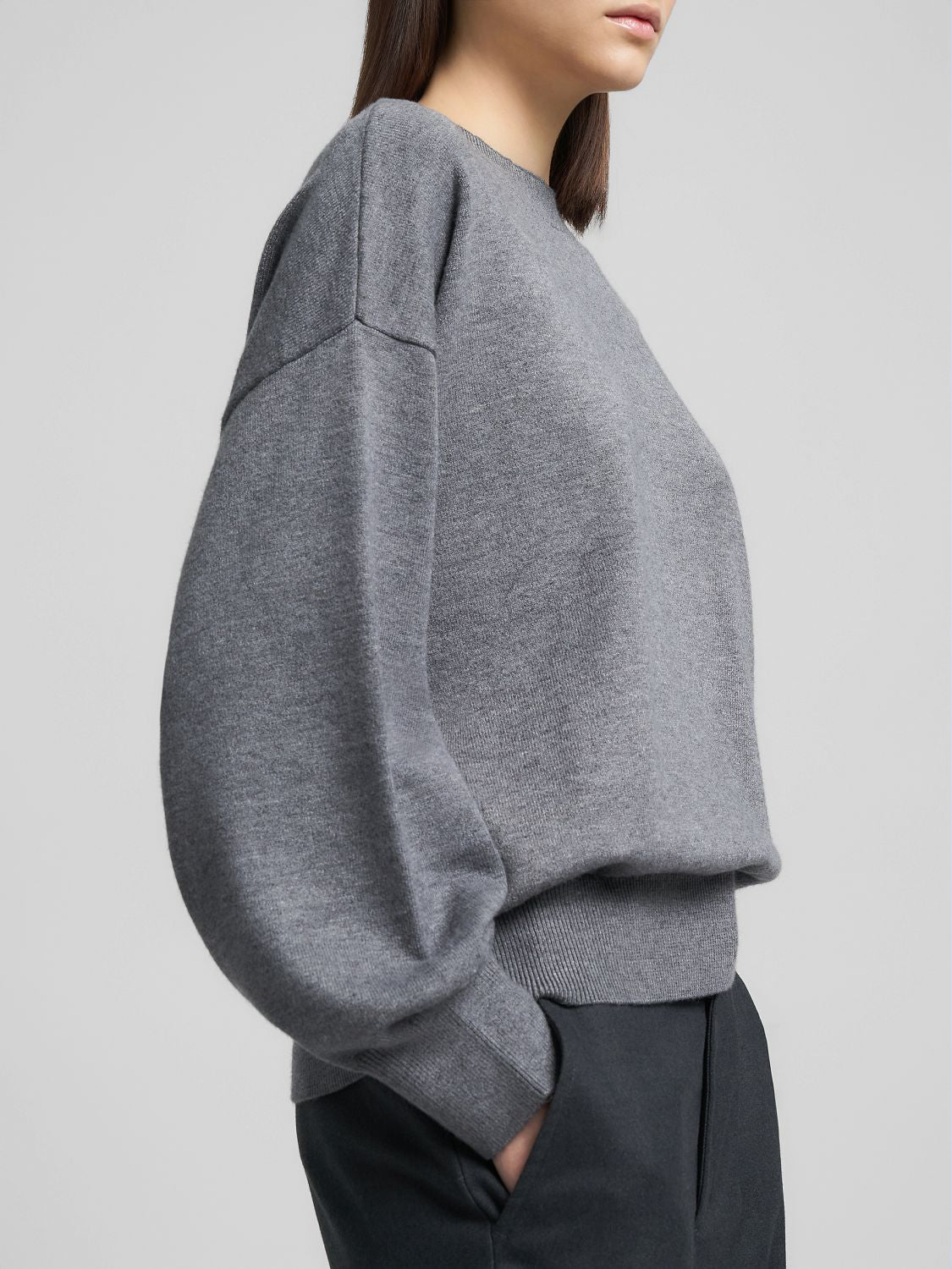 Volný svetr s kulatým výstřihem a širokými rukávy