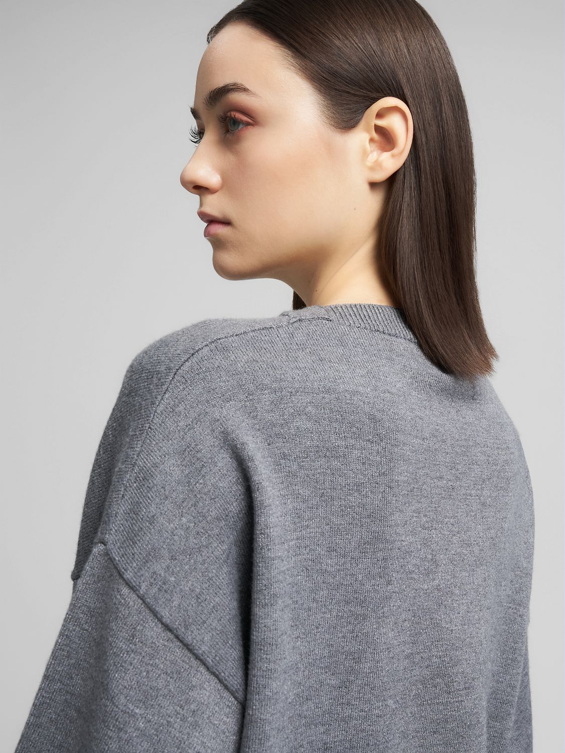 Volný svetr s kulatým výstřihem a širokými rukávy