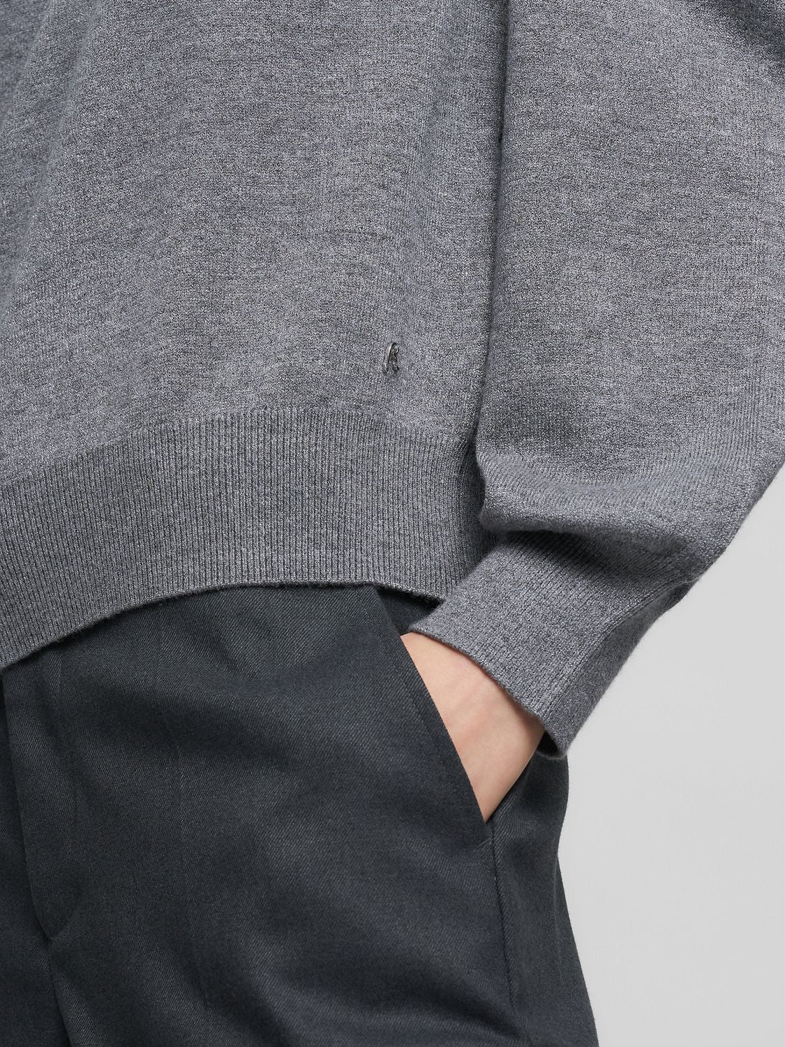 Volný svetr s kulatým výstřihem a širokými rukávy