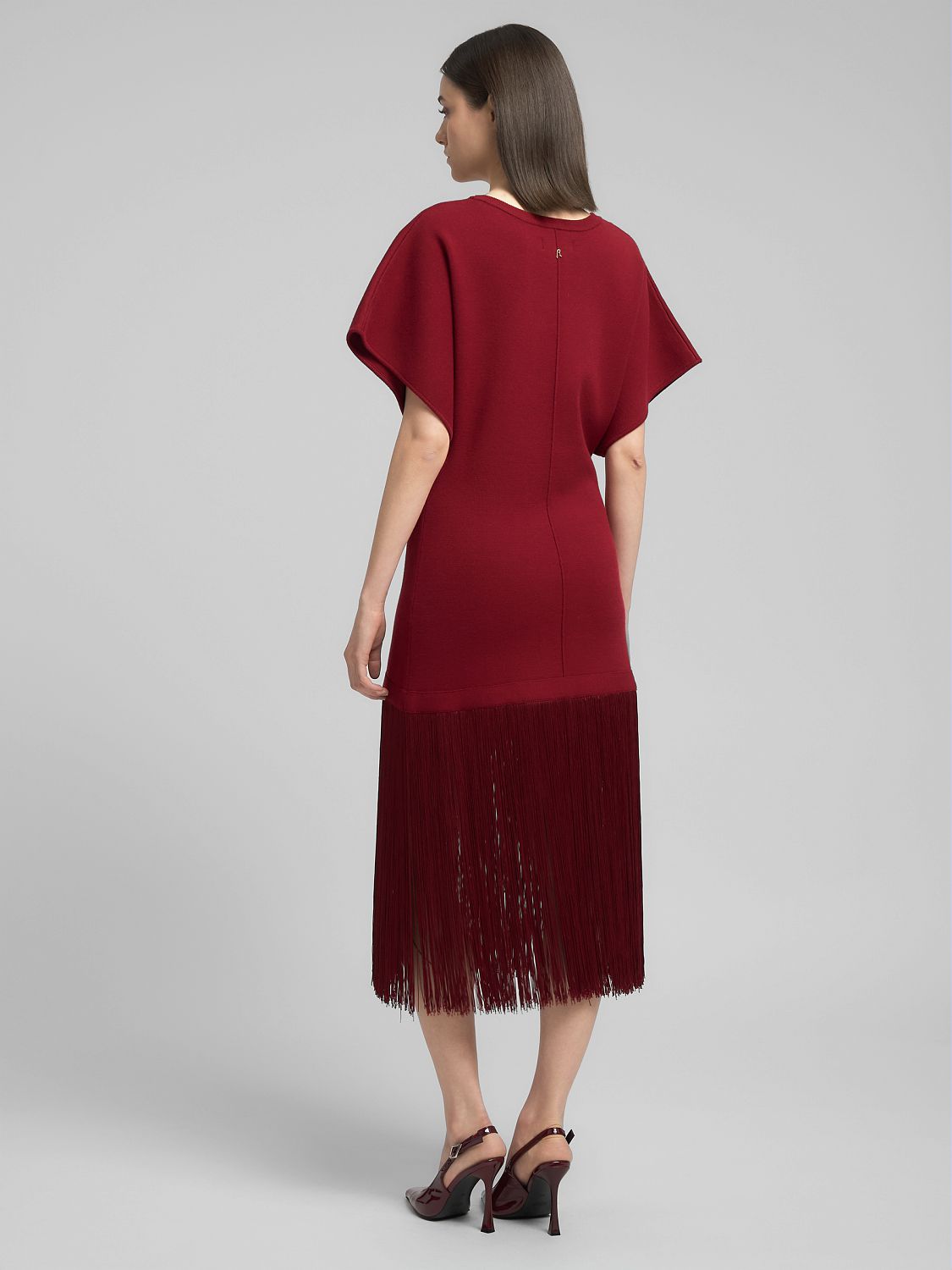 ŠATY S TŘÁSNĚMI A ROZPARKEM