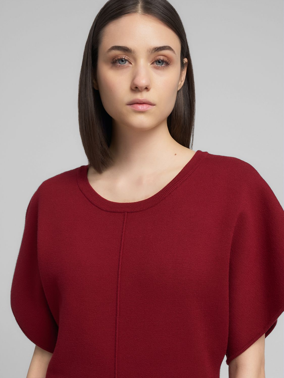 ŠATY S TŘÁSNĚMI A ROZPARKEM