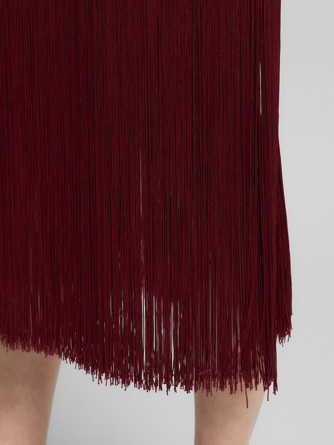 ŠATY S TŘÁSNĚMI A ROZPARKEM