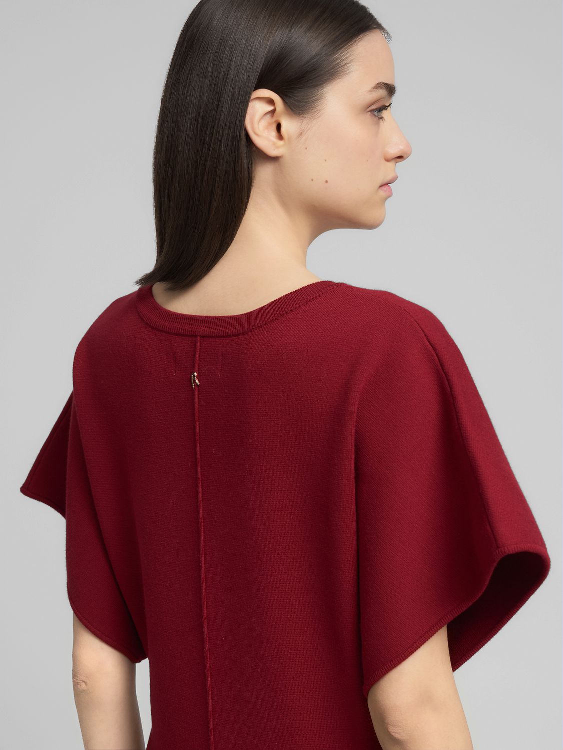 ŠATY S TŘÁSNĚMI A ROZPARKEM