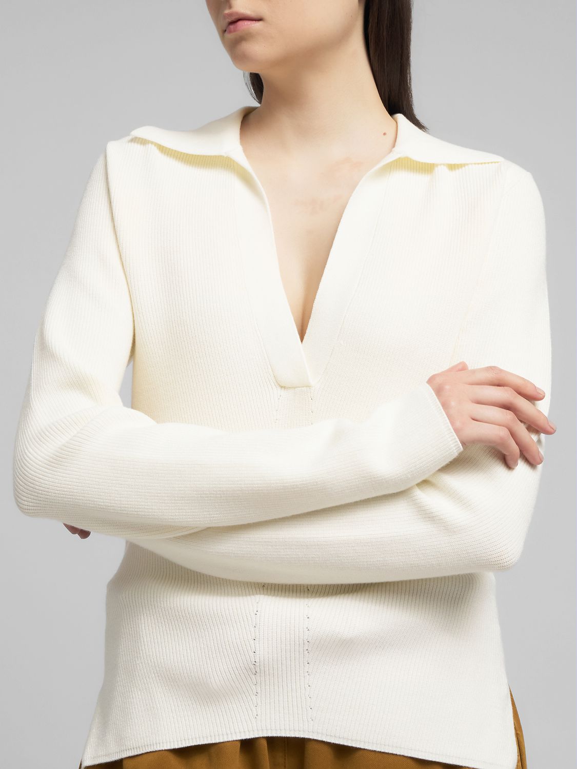 ŽEBROVANÝ SVETR S LÍMEČKEM