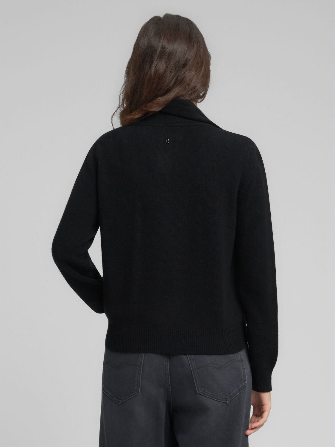 Dámský svetr s šálovým límcem