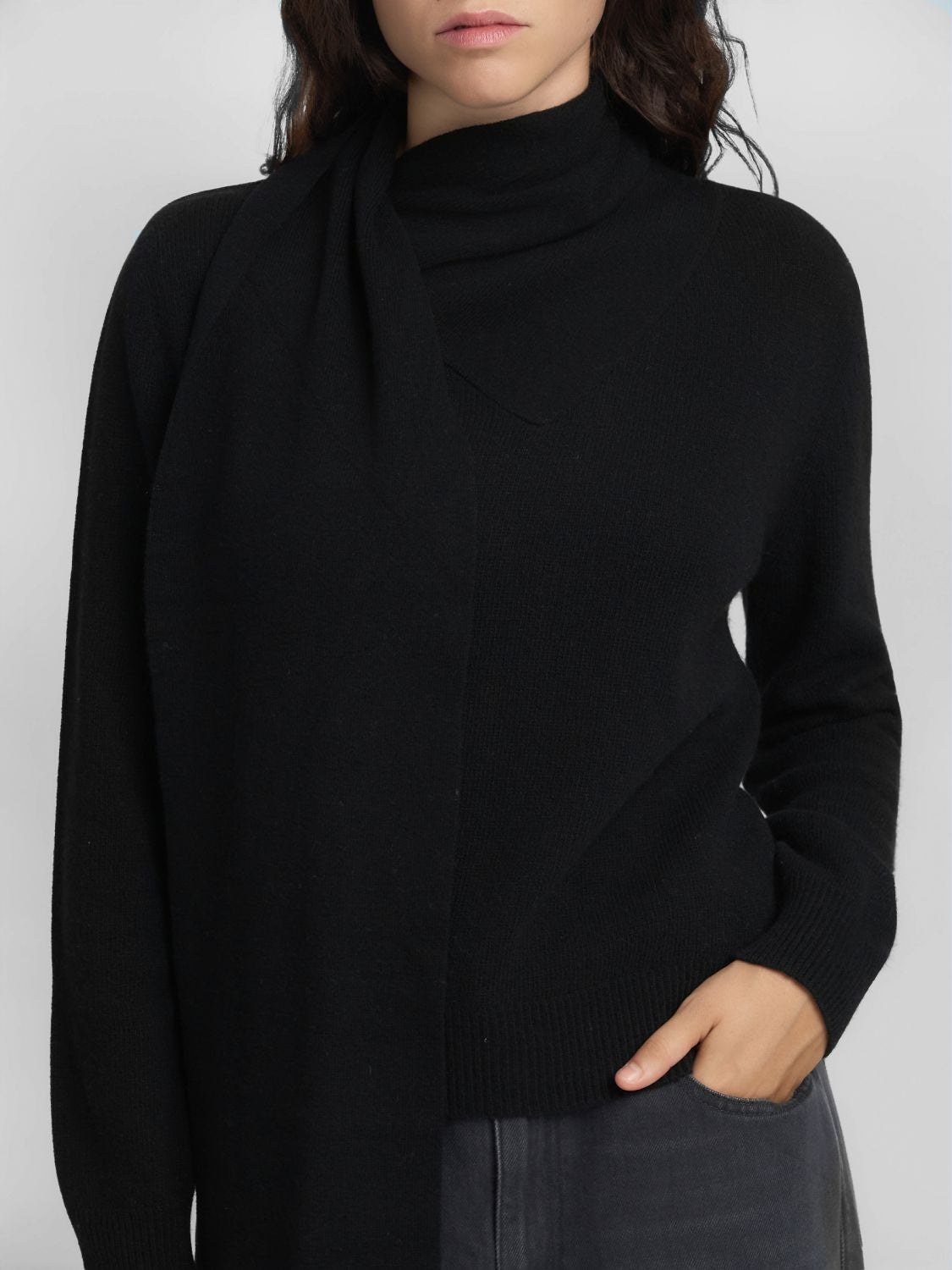 Dámský svetr s šálovým límcem