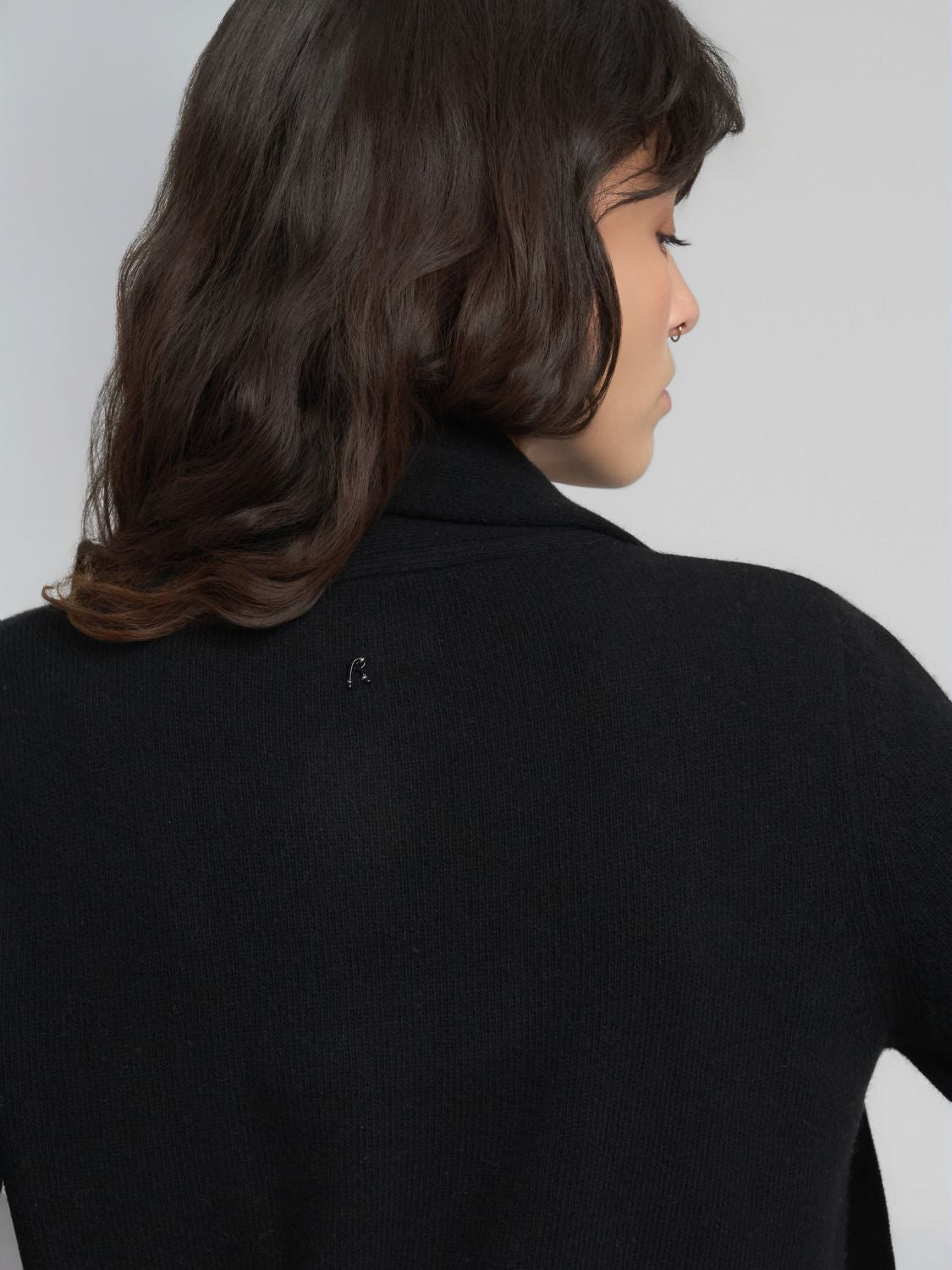 Dámský svetr s šálovým límcem