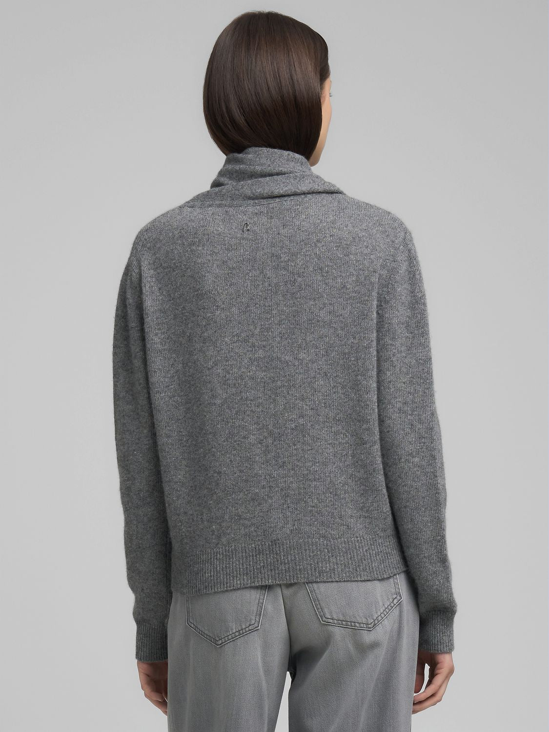 Dámský svetr s šálovým límcem