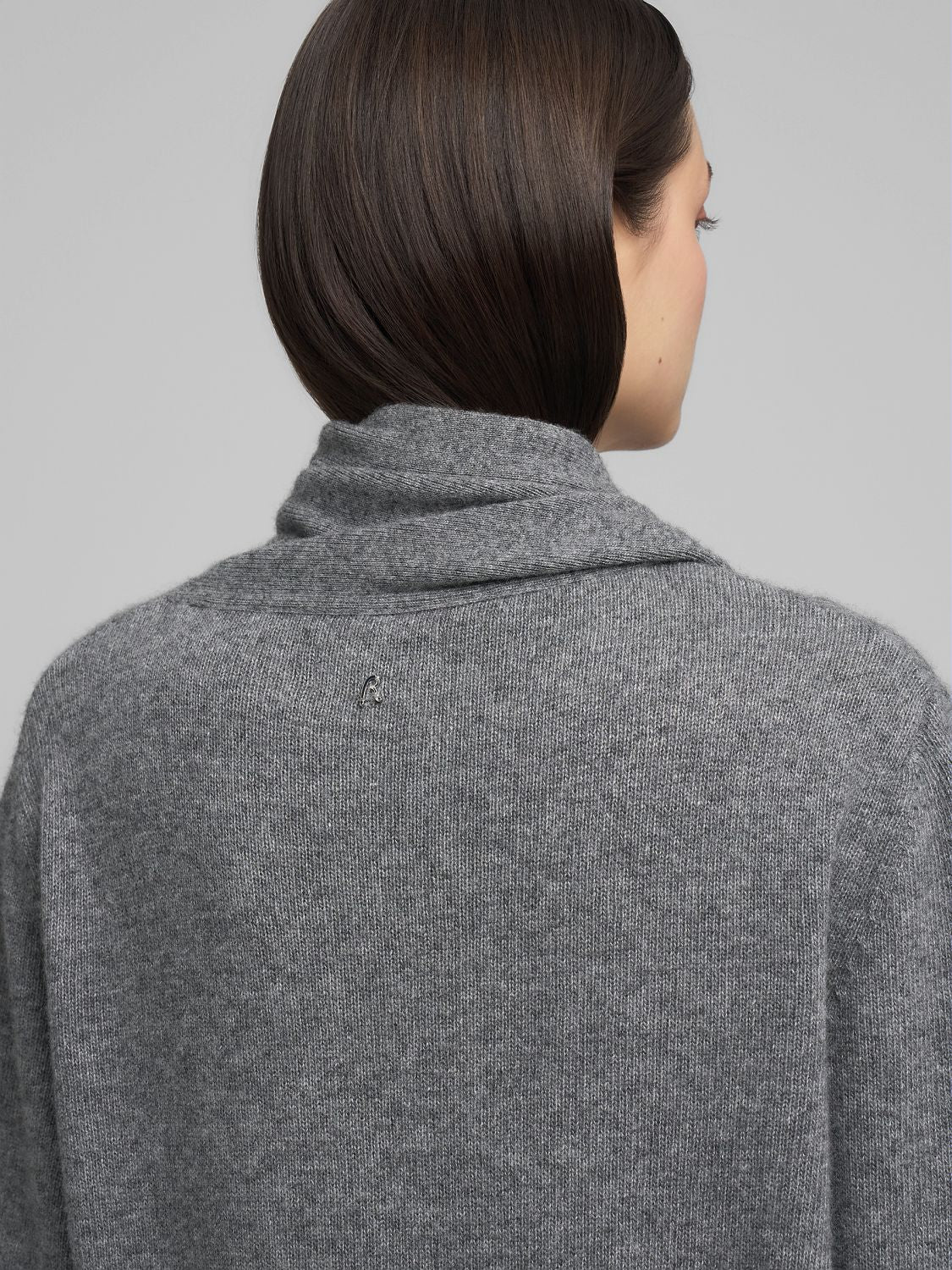 Dámský svetr s šálovým límcem