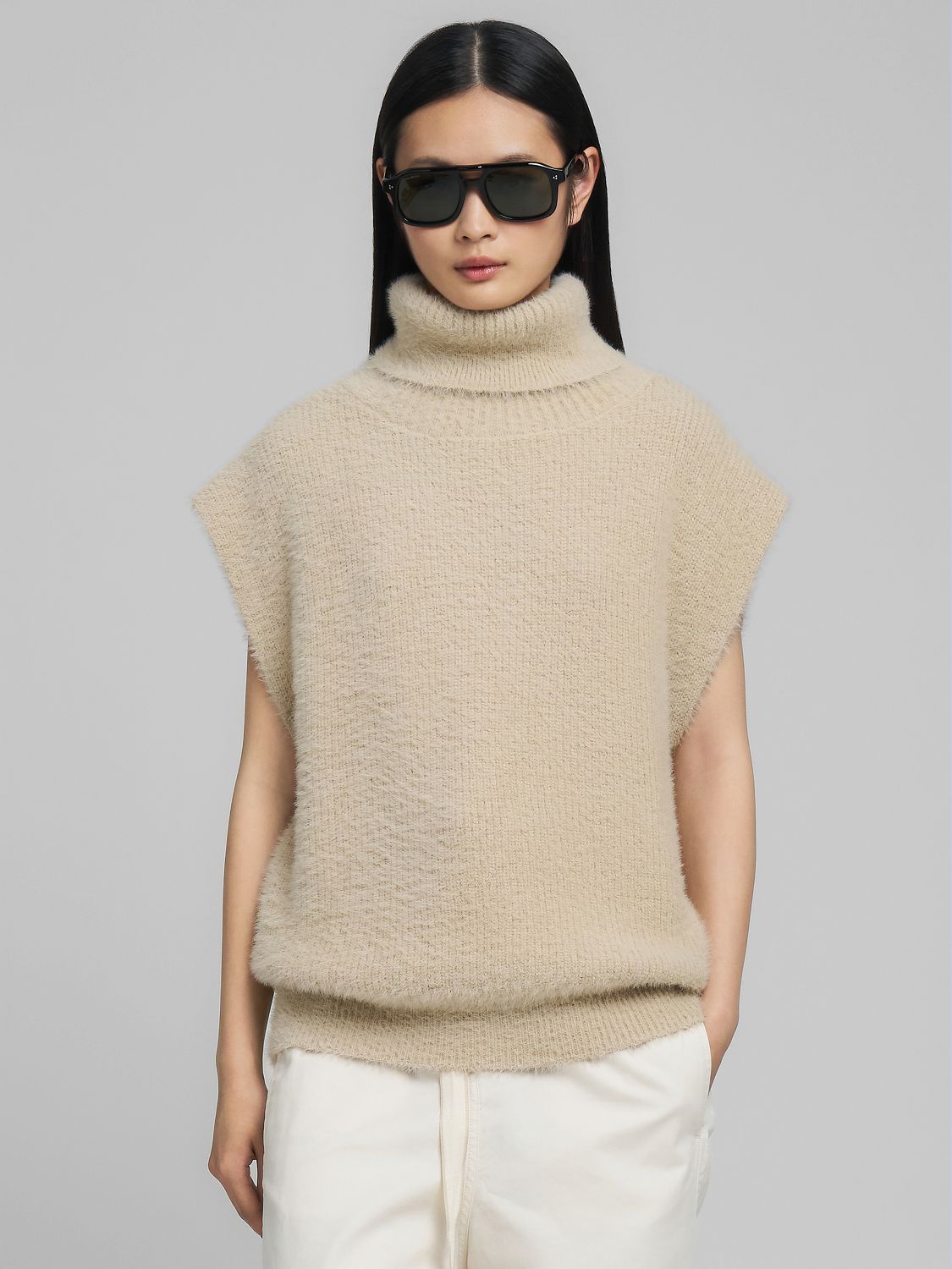 Chlupatý svetr bez rukávů