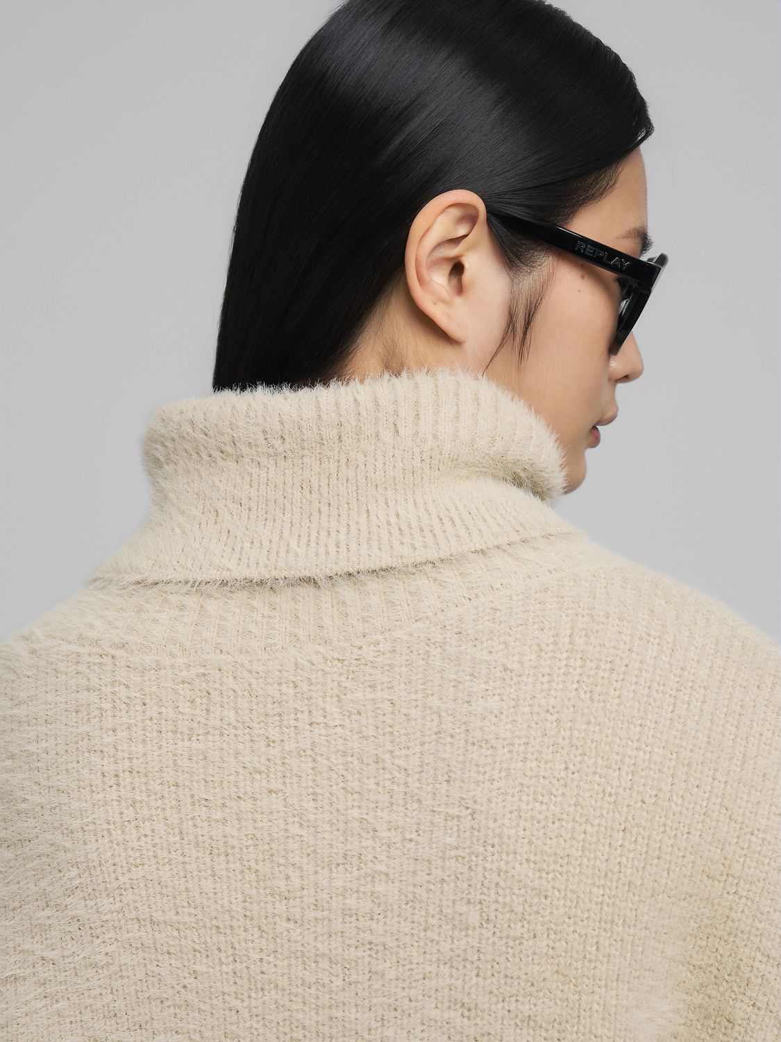 Chlupatý svetr bez rukávů