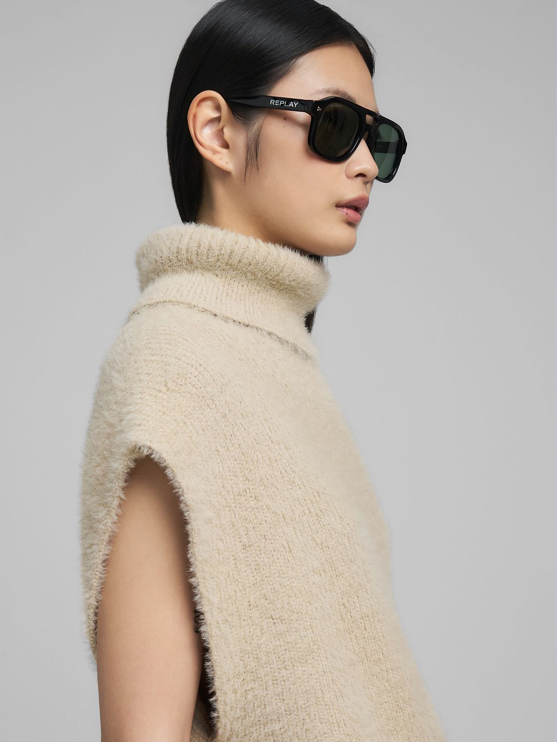 Chlupatý svetr bez rukávů