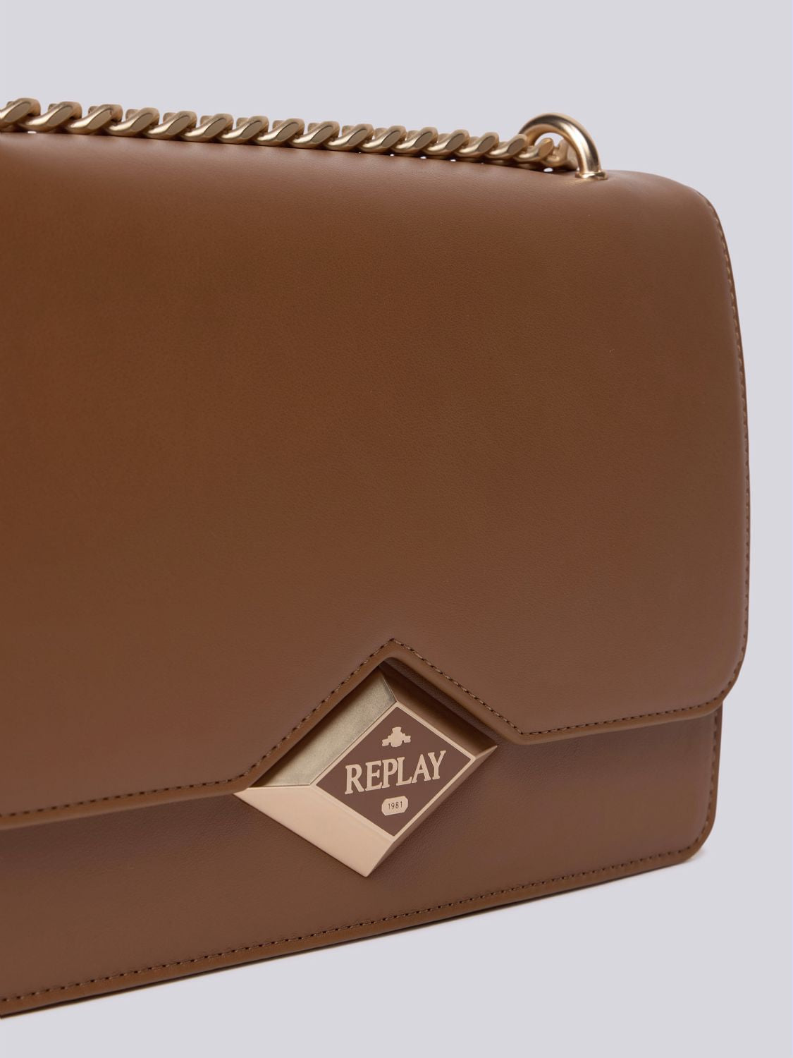 Dámská kabelka s kovovým logem