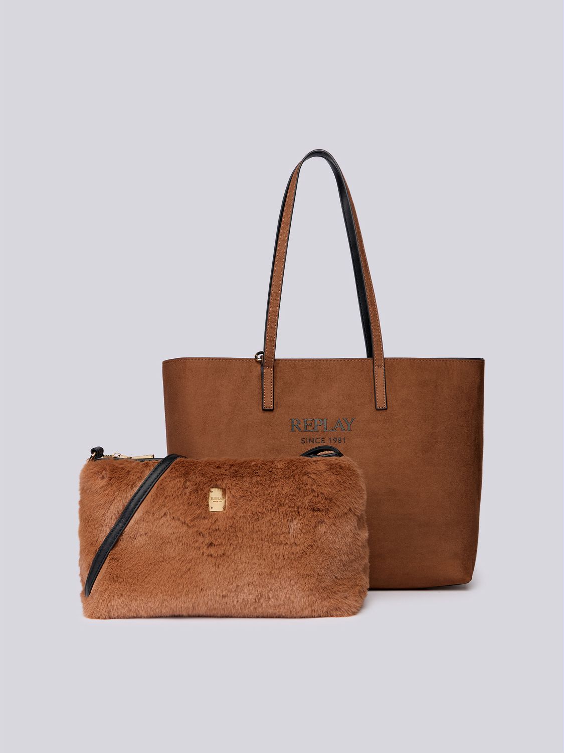 Dámská kabelka se semišovým vzhledem a chlupatou taštičkou