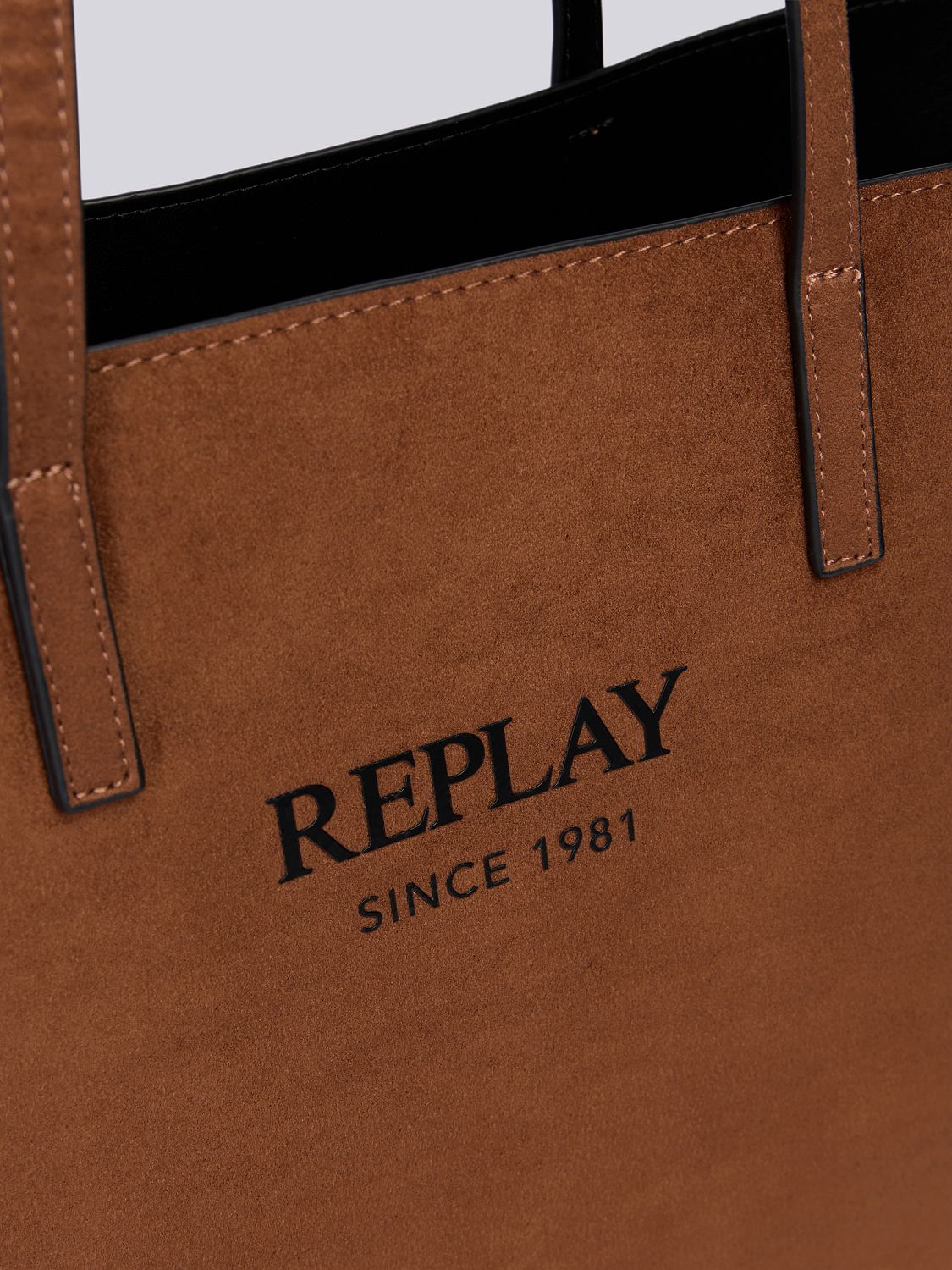 Dámská kabelka se semišovým vzhledem a chlupatou taštičkou