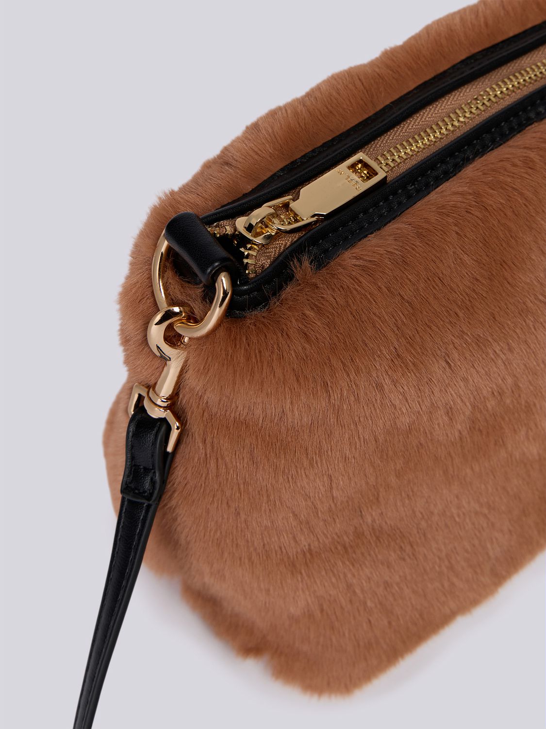 Dámská kabelka se semišovým vzhledem a chlupatou taštičkou