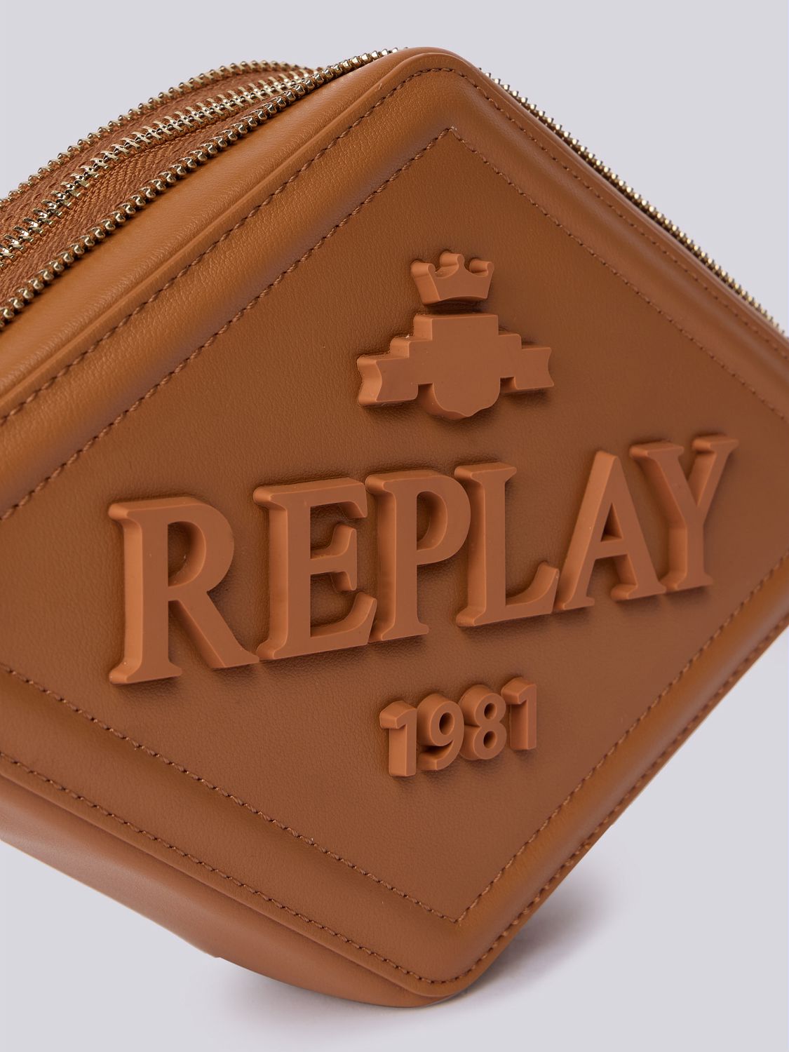 Crossbody kabelka ve tvaru diamantu