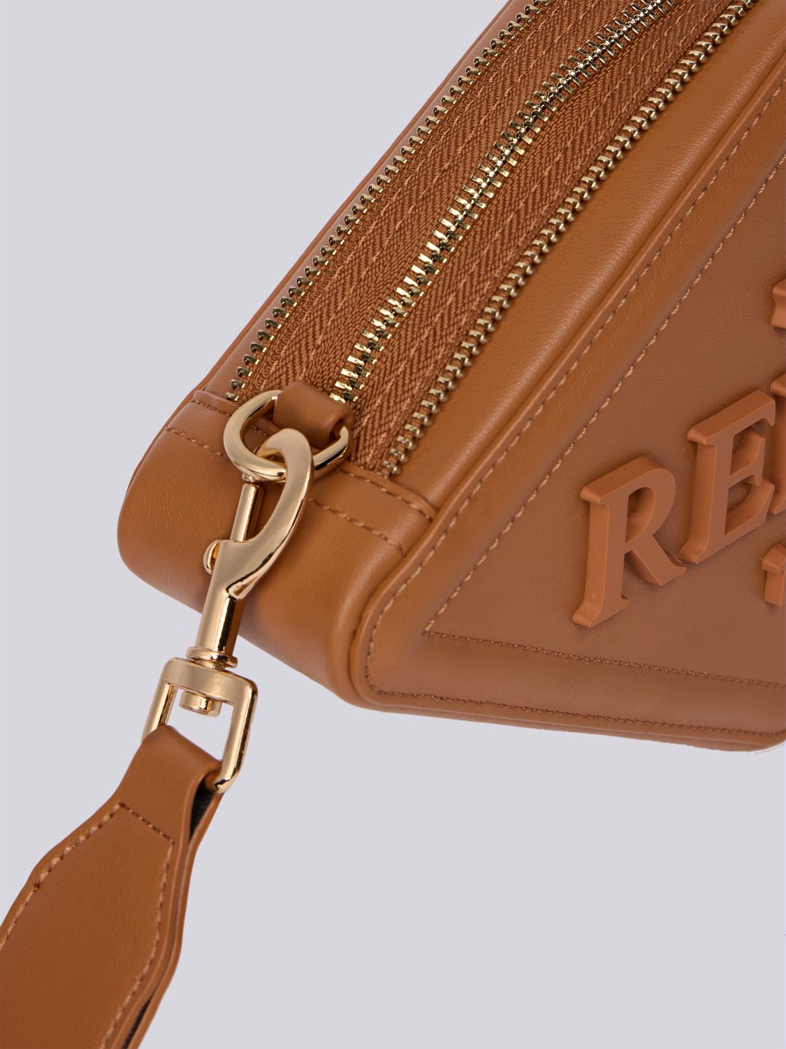 Crossbody kabelka ve tvaru diamantu