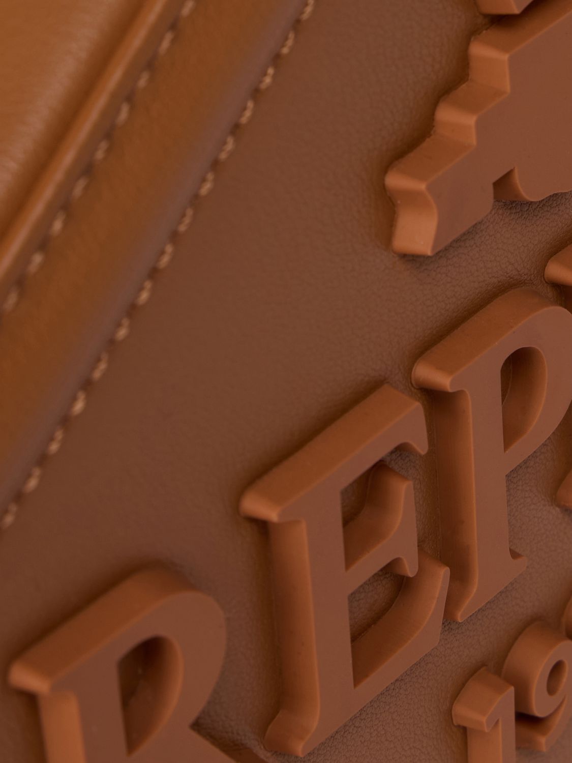 Crossbody kabelka ve tvaru diamantu