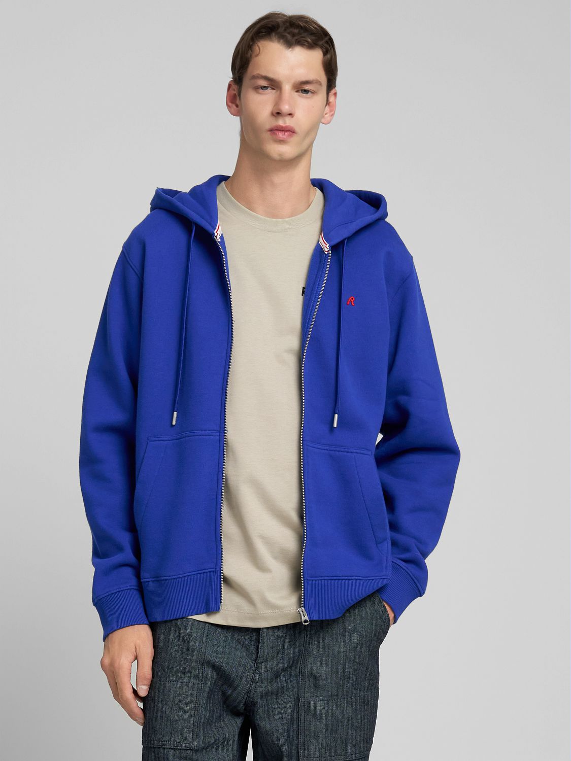 Jednoduchá pánská mikina na zip s kapucí