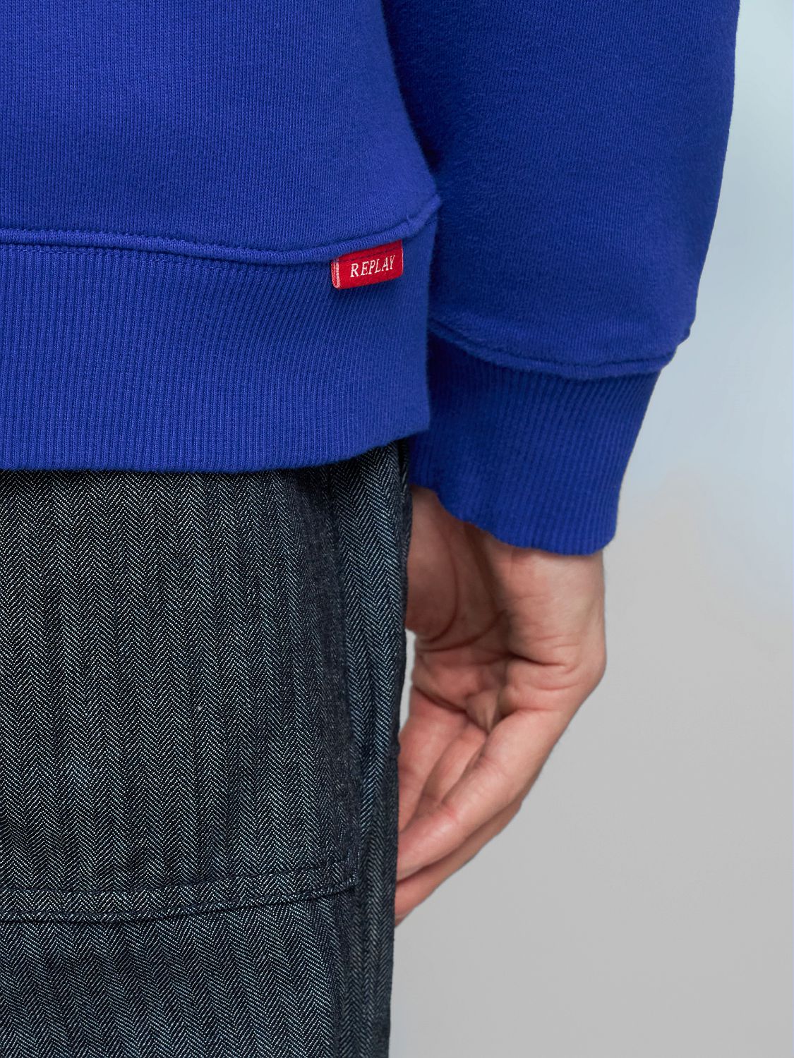 Jednoduchá pánská mikina na zip s kapucí