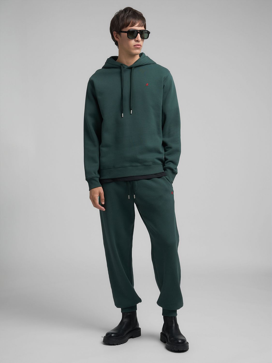 Jednoduchá pánská mikina s kapucí