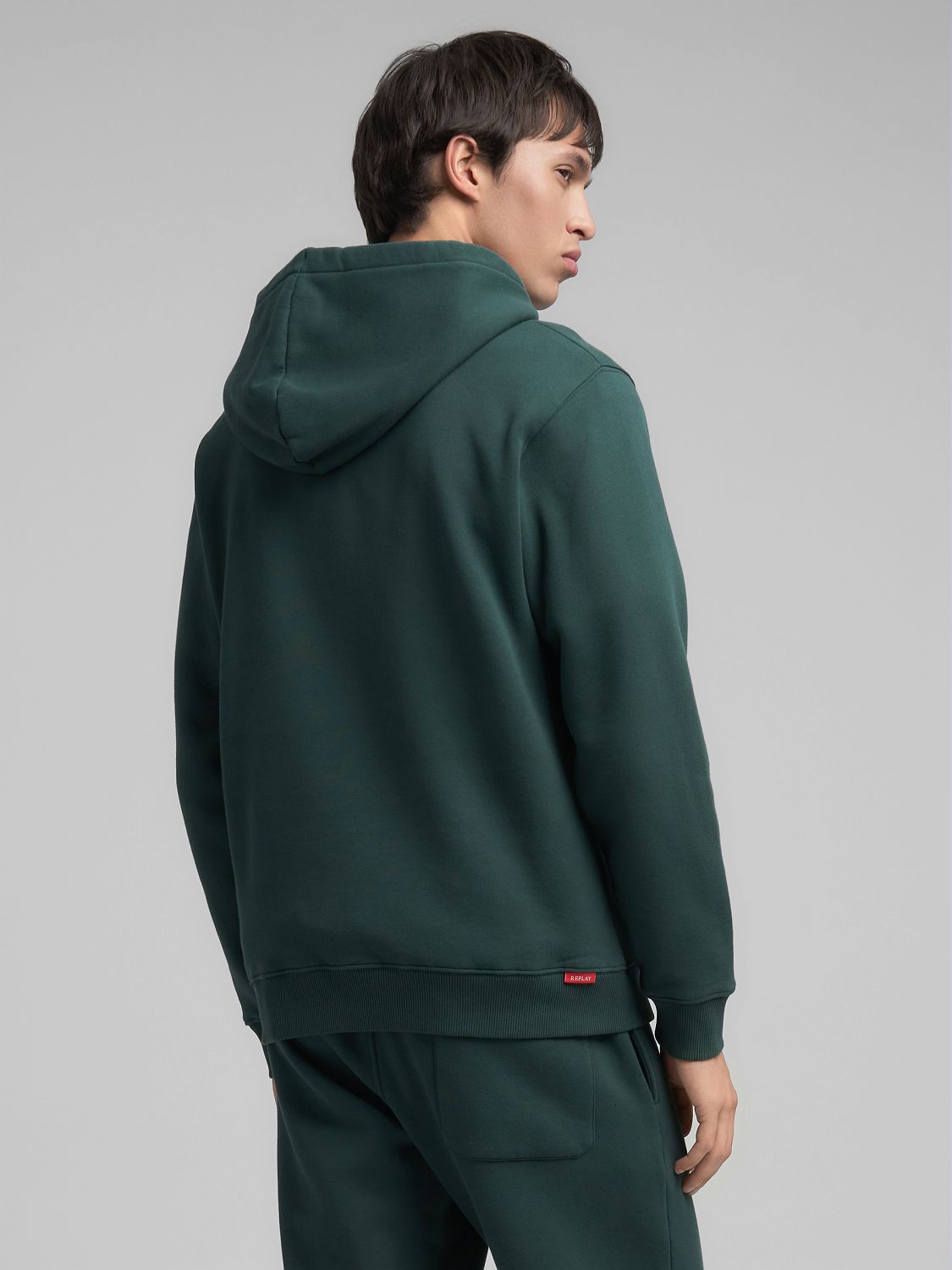 Jednoduchá pánská mikina s kapucí