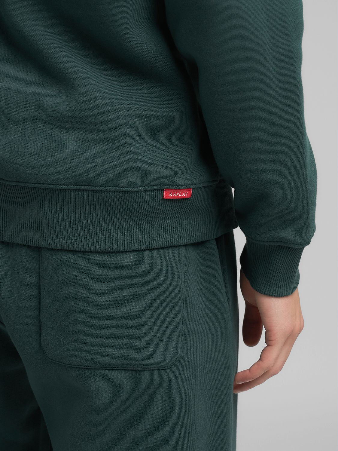 Jednoduchá pánská mikina s kapucí