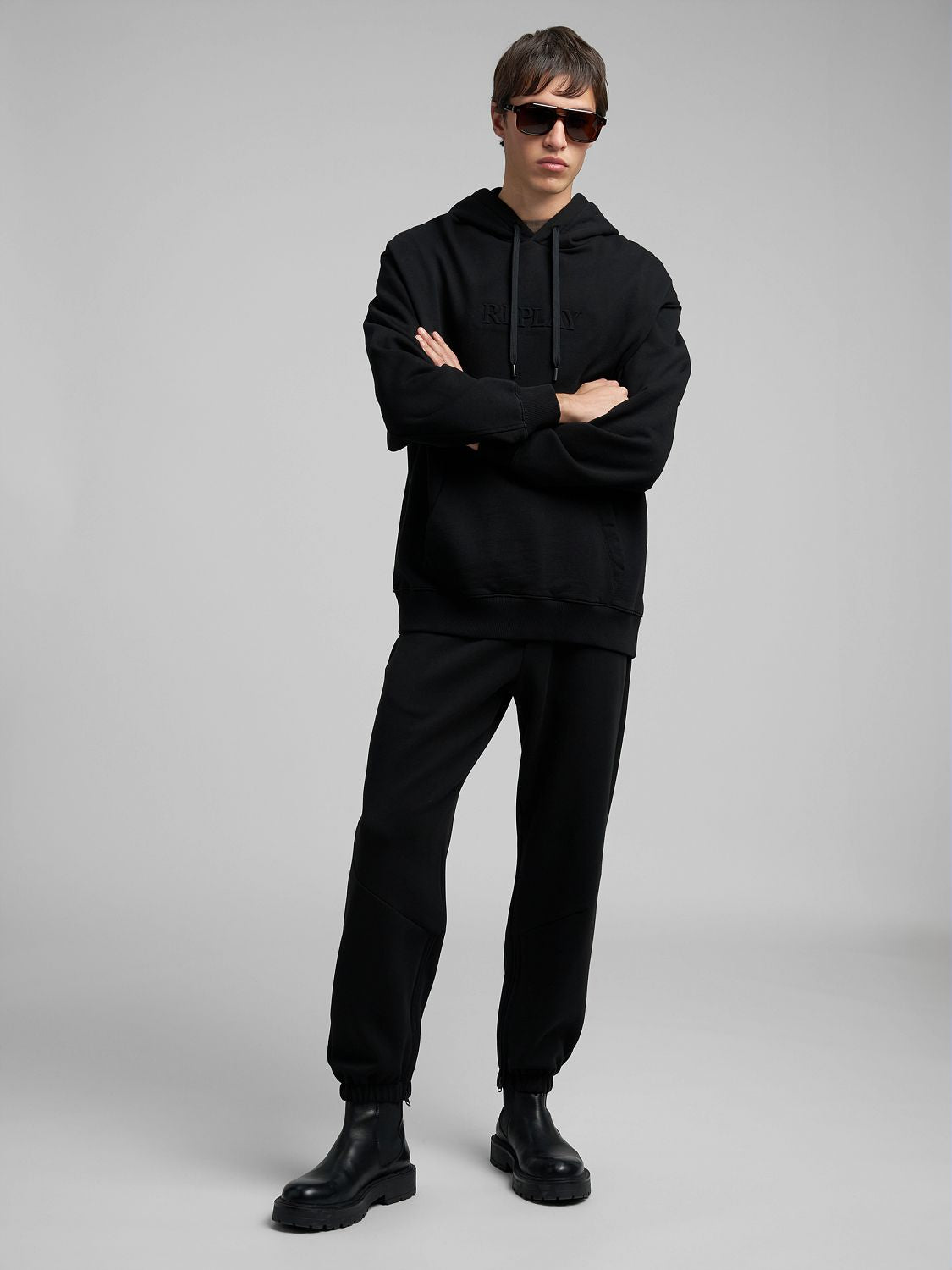 Pánská mikina s kapucí a výšivkou REPLAY na hrudi