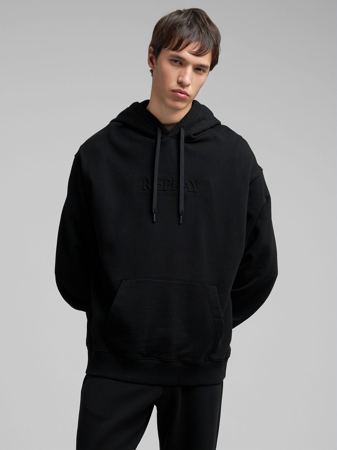 Pánská mikina s kapucí a výšivkou REPLAY na hrudi