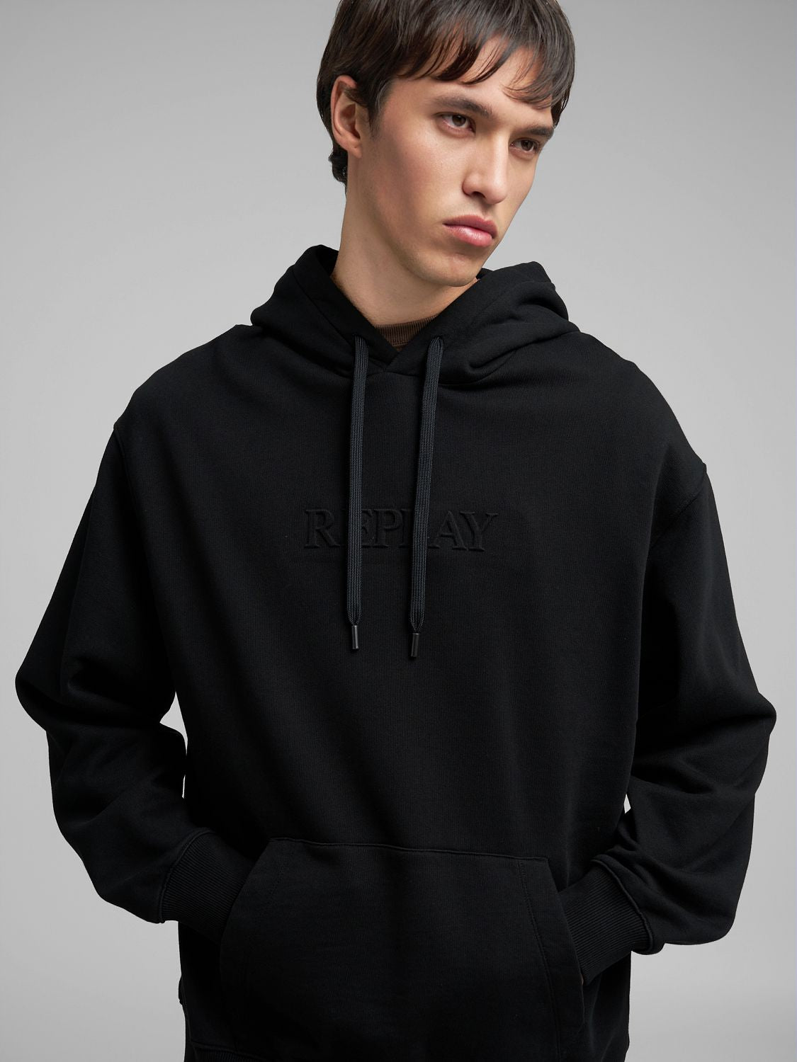 Pánská mikina s kapucí a výšivkou REPLAY na hrudi