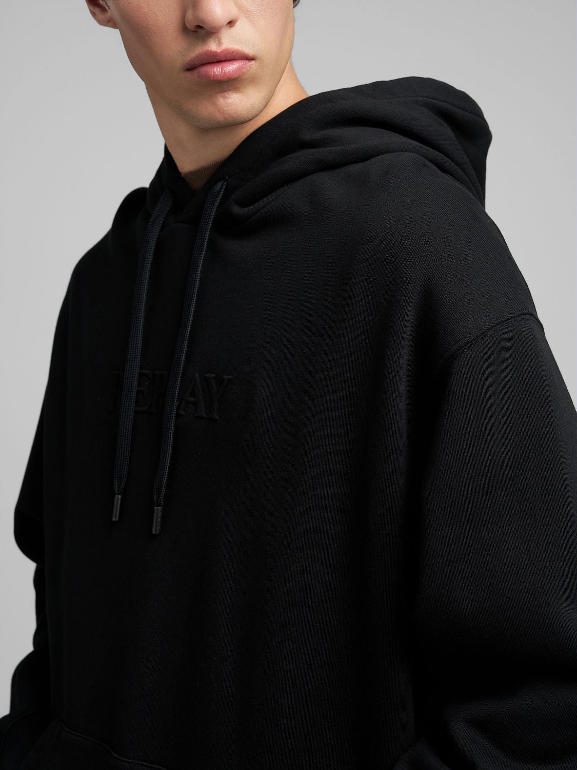 Pánská mikina s kapucí a výšivkou REPLAY na hrudi