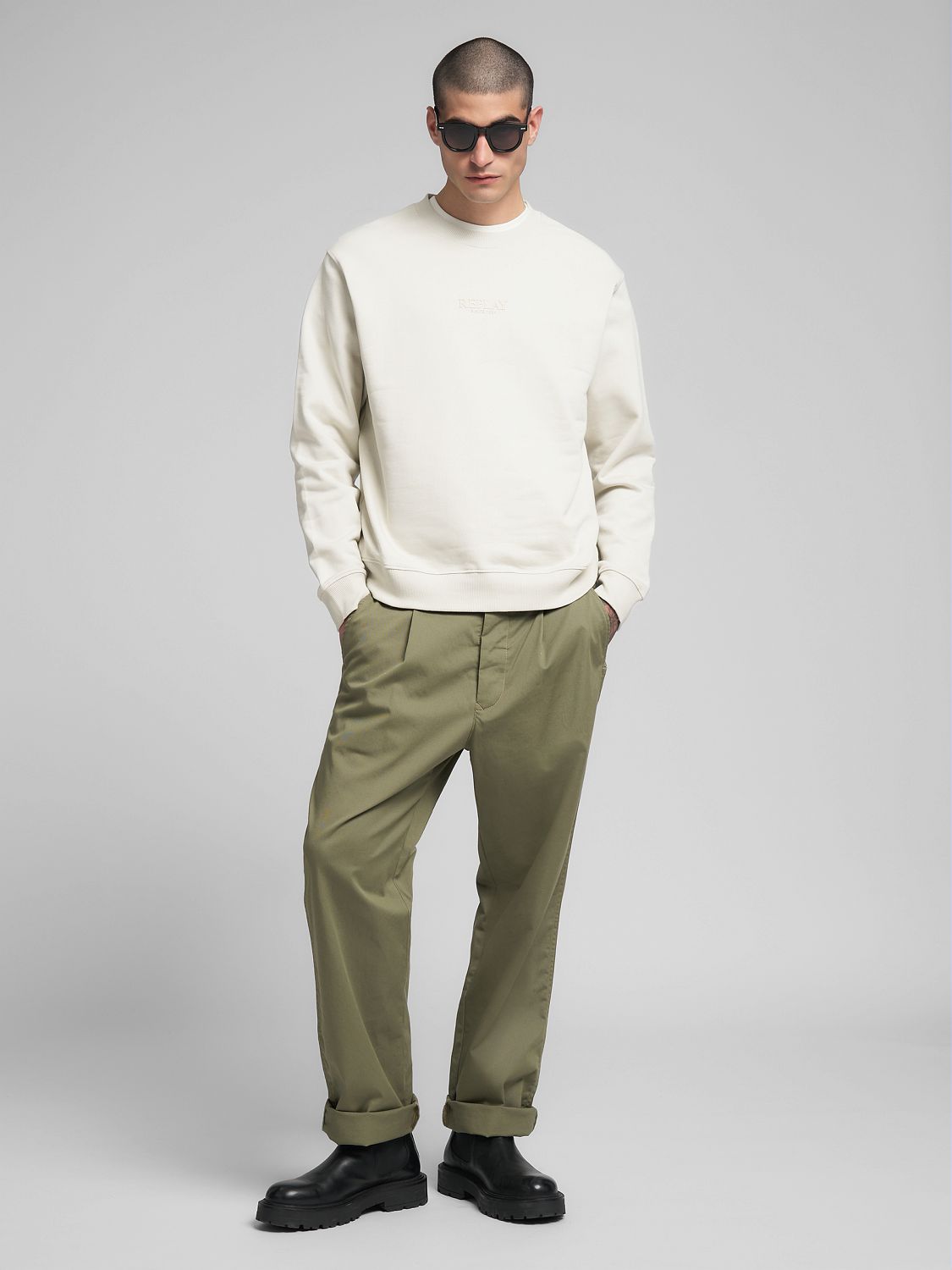 Jednoduchá pánská mikina s nápisem "Replay" na hrudi