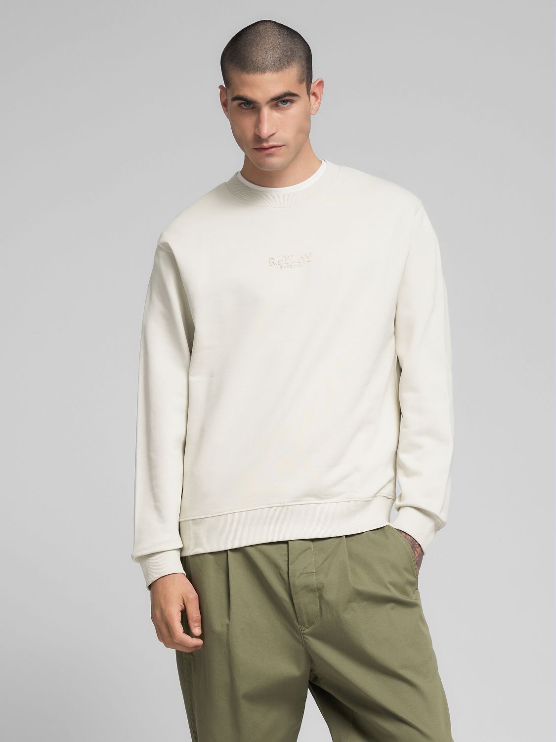 Jednoduchá pánská mikina s nápisem "Replay" na hrudi