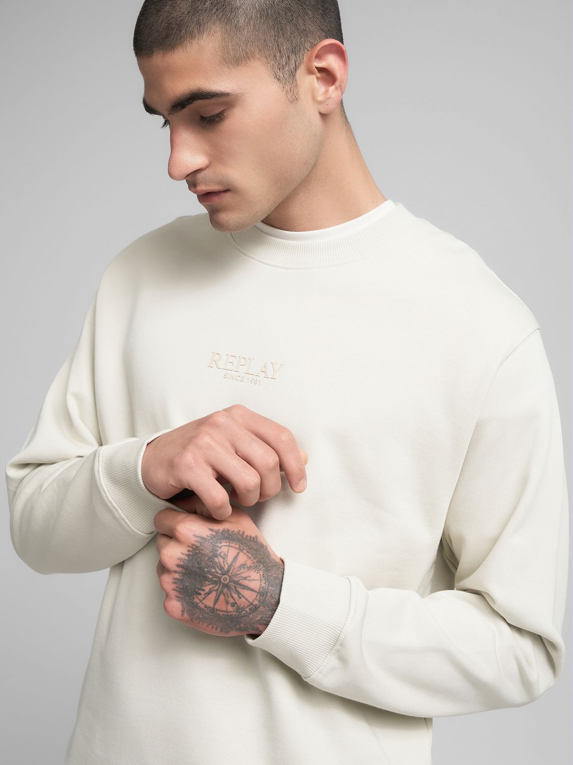 Jednoduchá pánská mikina s nápisem "Replay" na hrudi