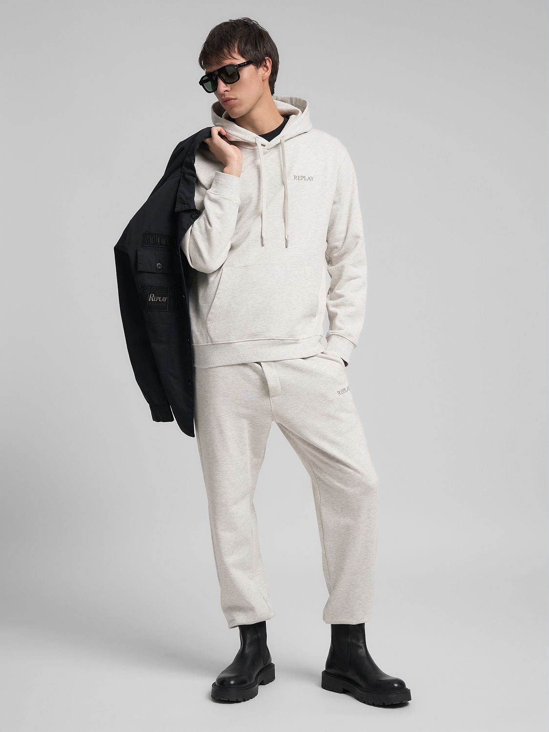 Pánská mikina s kapucí a decentním logem REPLAY